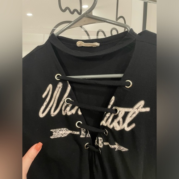 cut out wanderlust shirt with choker - Picture 3 of 4